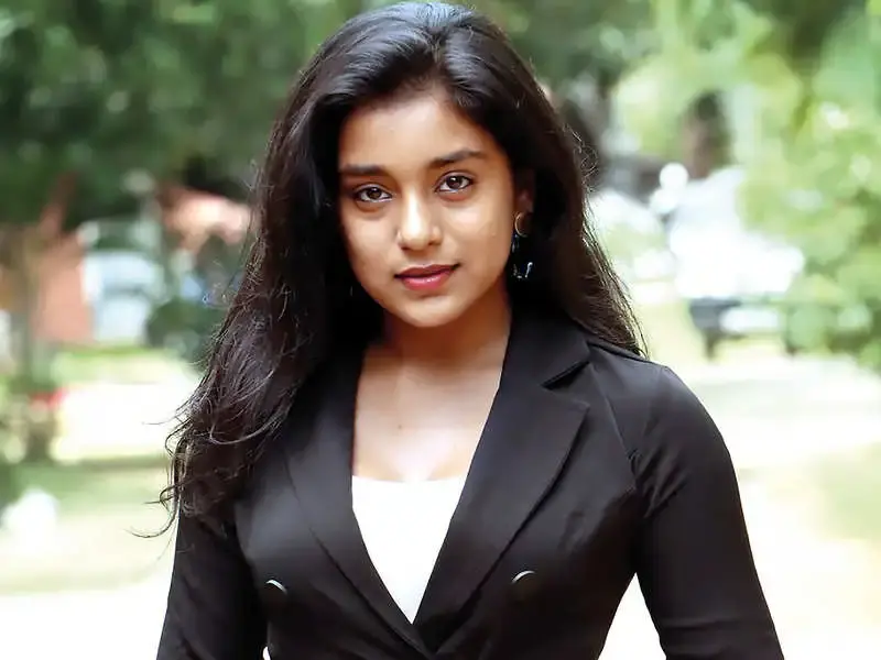 Sumbul Touqeer Khan Biography in Hindi | सुंबुल तौकीर खान का जीवन परिचय